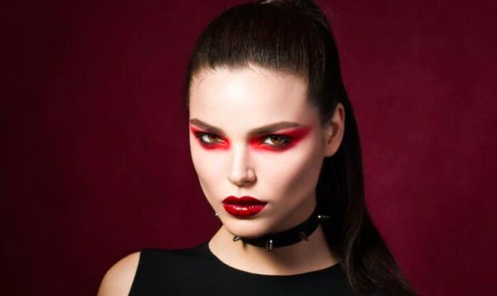 Hoàn thành hóa trang ma cà rồng cho ngày Halloween