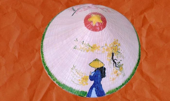 Vẽ nón với hình ảnh cô giáo trong tà áo dài xanh, mang đậm phong cách nhẹ nhàng và thanh thoát.