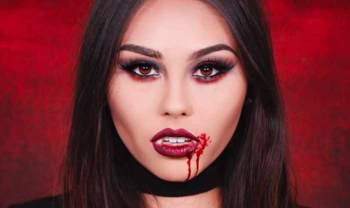 Mắt đen sâu kết hợp với màu đỏ bầm và đôi môi đỏ thẫm đặc trưng