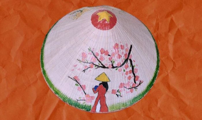 Mẫu nón lá trang trí với hình ảnh cô giáo trong tà áo dài, biểu trưng cho sự tinh tế và trí thức của người phụ nữ Việt Nam