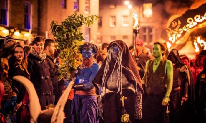 Người dân Scotland và Ireland thường tham gia lễ hội Halloween một cách sôi nổi