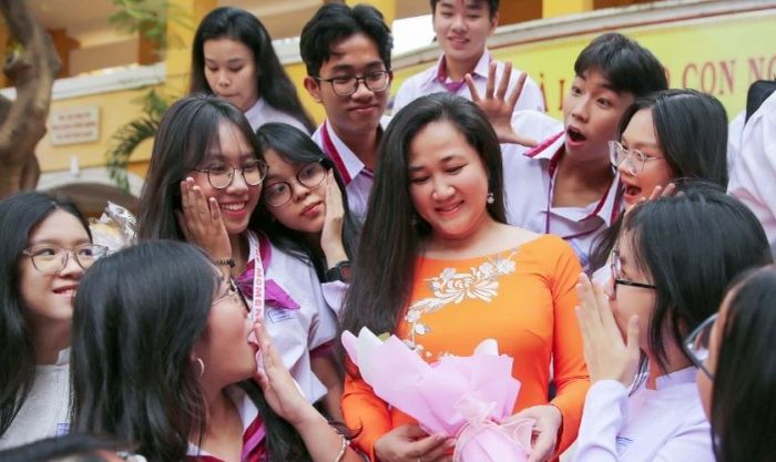 Khoảnh khắc cô giáo hạnh phúc chụp ảnh lưu niệm cùng học trò