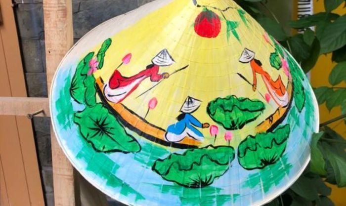 Trang trí nón lá với hình ảnh người lái đò qua bút màu