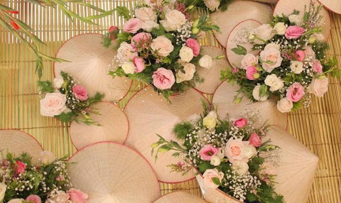 Trang trí nón lá với những bông hoa đầy màu sắc