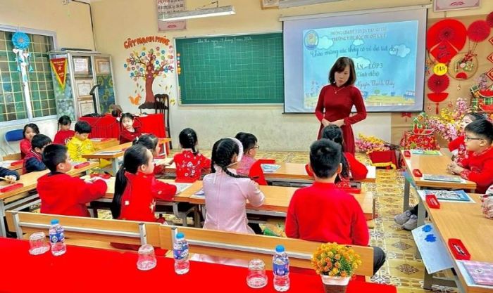 Khoảnh khắc cô và trò trong giờ học đầy hứng khởi