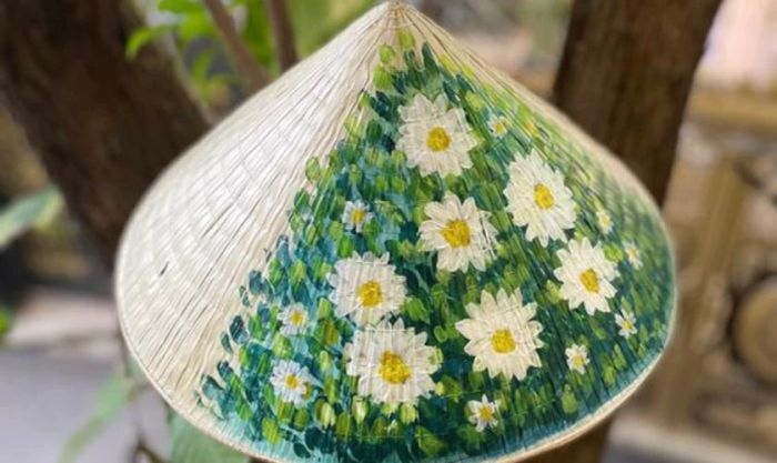 Mẫu vẽ nón lá trang trí bằng bút màu sáng tạo
