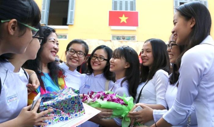 Cô giáo nở nụ cười rạng rỡ khi nhận những món quà ý nghĩa từ học sinh