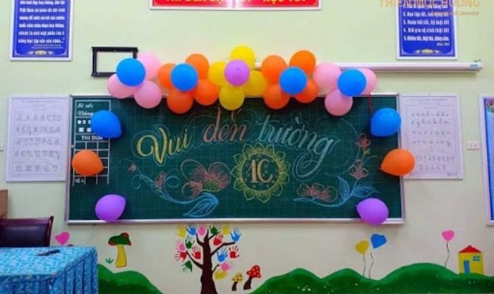 Mẫu trang trí bảng 20/11 sử dụng bóng bay đơn giản mà ấn tượng