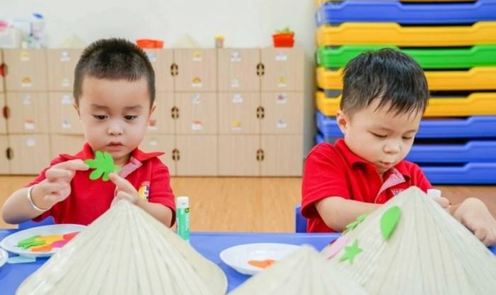Trang trí và hoàn thiện chiếc nón lá