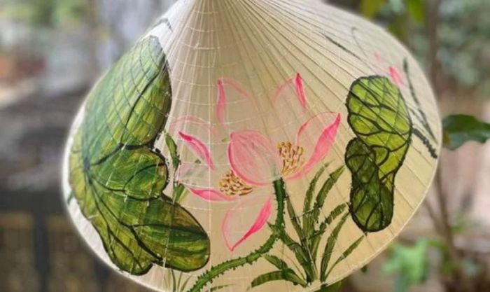 Trang trí nón lá bằng bút màu với hình hoa sen