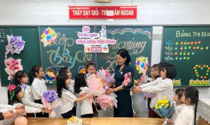 Mẫu trang trí bảng 20/11 đẹp dành cho thầy cô trường tiểu học ấn tượng