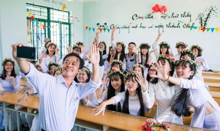 Khoảnh khắc thầy giáo chụp ảnh lưu niệm cùng học sinh nhân ngày 20/11