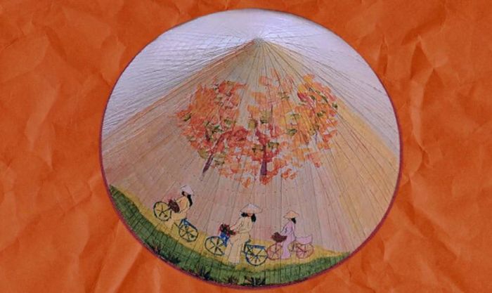 Vẽ trang trí nón 20/10 mang hình ảnh cô giáo trong tà áo dài, thể hiện lòng tôn kính đối với người thầy và nghề giáo.