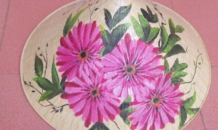 Vẽ nón lá bằng bút màu với hình ảnh bông hoa tươi đẹp