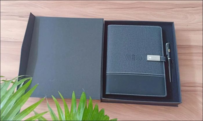 Gợi ý quà tặng giáo viên chủ nhiệm: Sổ tay và bút máy