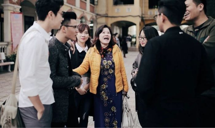 Cô và trò gặp lại nhau sau nhiều năm xa cách