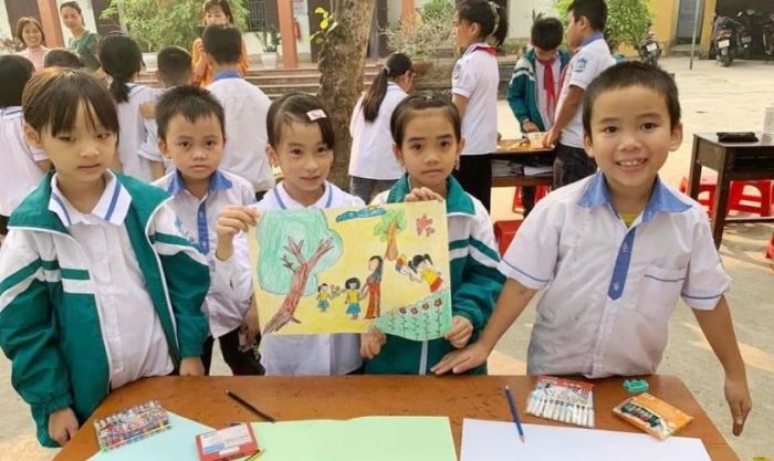 Học sinh tự hào trưng bày bức tranh tự vẽ để tặng thầy cô nhân ngày 20/11