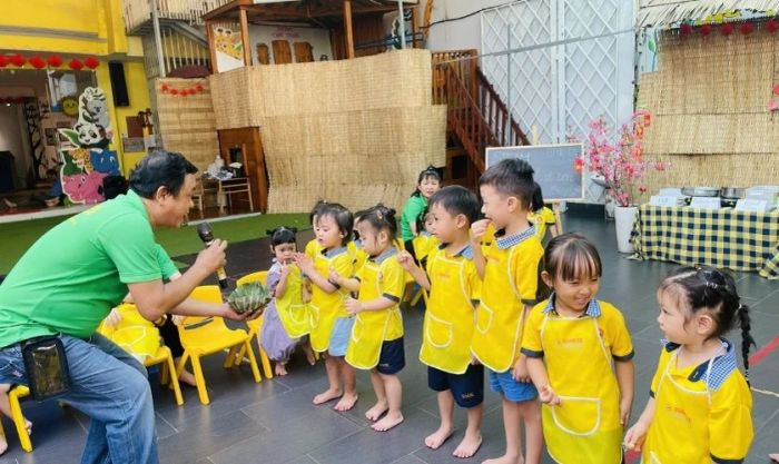 Hình ảnh thầy giáo tận tình chỉ bảo các em học sinh