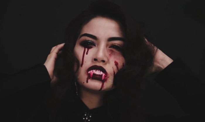 Hóa trang Halloween ma cà rồng với phong cách kinh dị