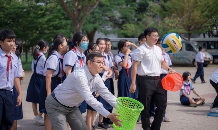 Thầy giáo hòa mình vào các trò chơi cùng học sinh