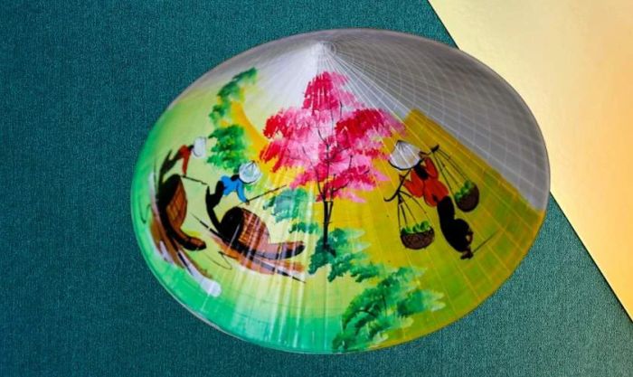 Mẫu trang trí nón lá với chủ đề phong cảnh quê hương Việt Nam, mang đến hình ảnh quen thuộc của làng quê thanh bình.
