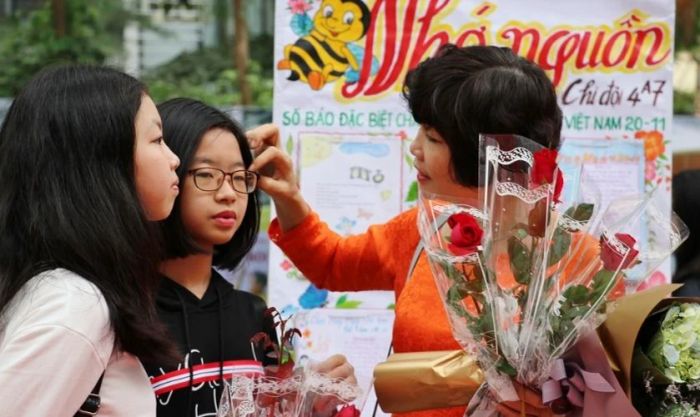 Hình ảnh đẹp về cô giáo và học sinh trong ngày Nhà giáo Việt Nam