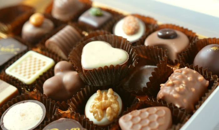 Có nên tặng quà cho cô giáo vào ngày 20/10? Bánh ngọt và socola