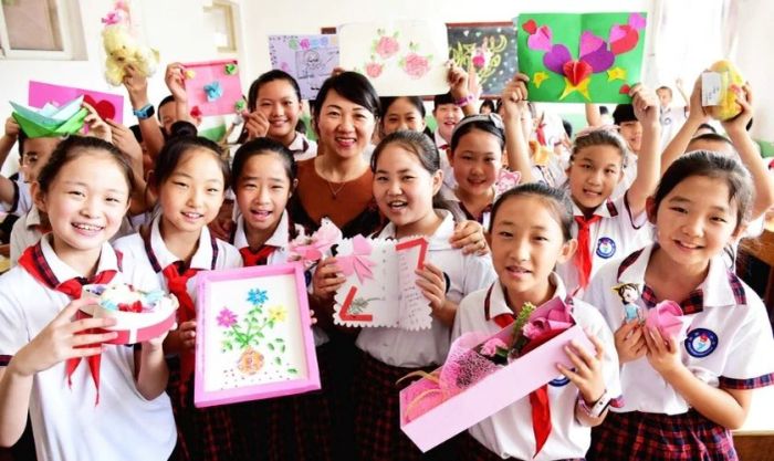 Học sinh tự hào trưng bày những tấm thiệp tự tay làm nhân ngày 20/11