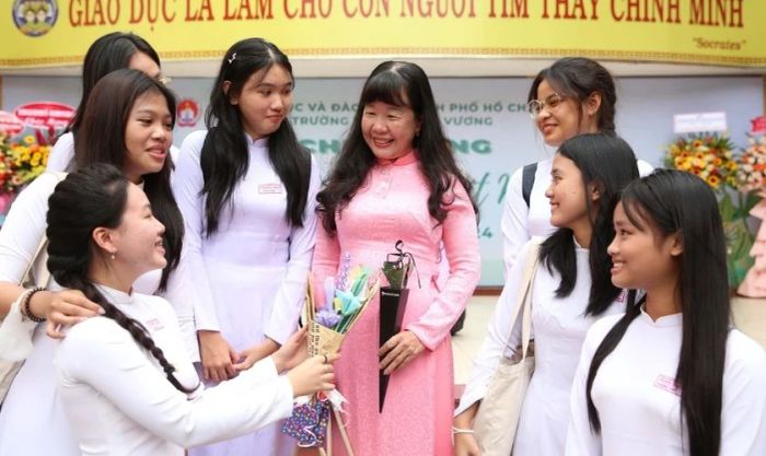 Khoảnh khắc xúc động giữa cô giáo và học sinh trong ngày Nhà giáo Việt Nam 20/11