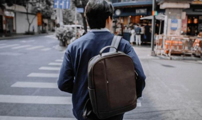 Tặng quà 19/11 cho học sinh là balo