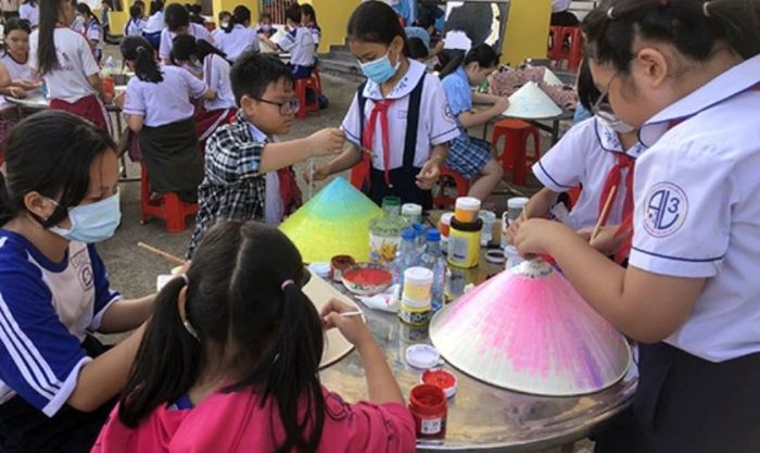 Cách trang trí nón lá 20/11: Chi tiết từng bước