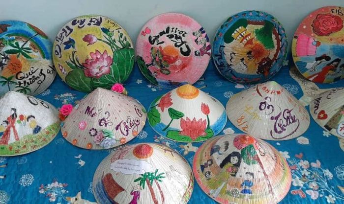 Trang trí nón lá bằng bút màu nổi bật và sinh động