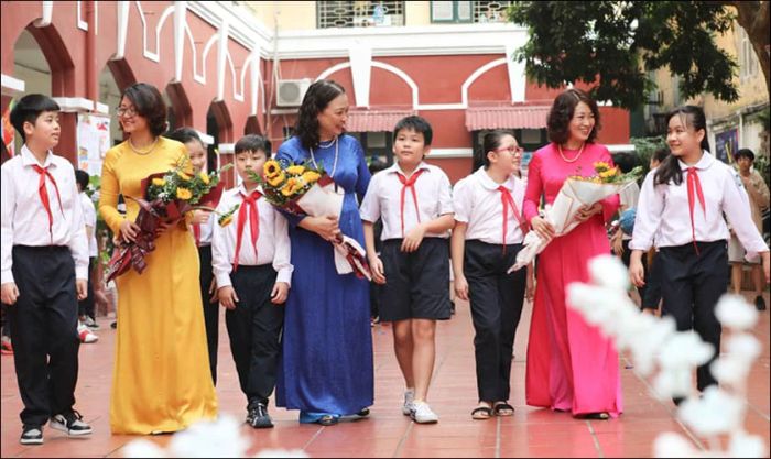 Hoa tươi - Gợi ý quà tặng ý nghĩa cho thầy cô giáo