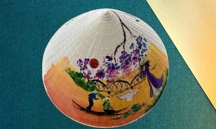 Phong cảnh quê hương Việt Nam nổi bật, thu hút ánh nhìn qua các họa tiết trên nón lá.