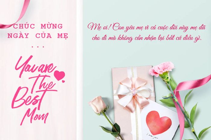 Thiệp chúc mừng ngày Mother’s Day với hoa tươi và hộp quà, kèm theo lời chúc yêu thương: “Con yêu mẹ!”