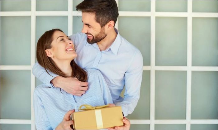 Tặng quà 8/3 cho bạn gái mới quen có ý nghĩa gì đối với mối quan hệ?