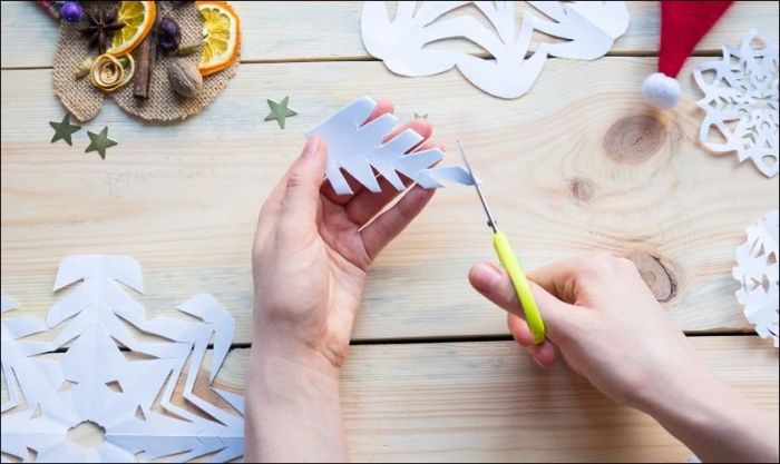 Bạn trang trí mặt trước của thiệp bằng cách dùng bút màu vẽ hình hoặc viết lời chúc