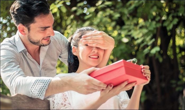 Nên tặng quà gì cho phái nữ kèm theo thiệp 20/10?