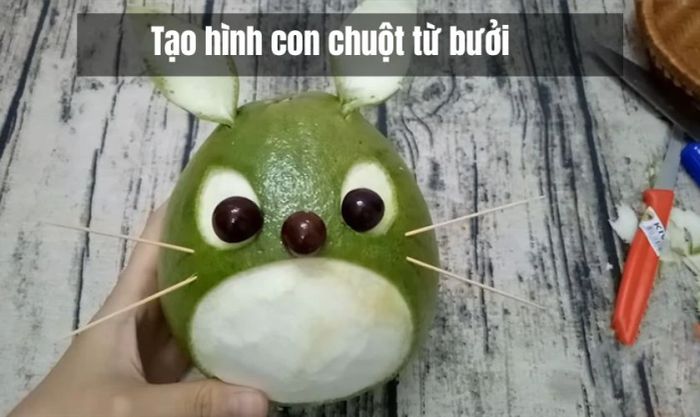 Tạo hình chú chuột từ bưởi đơn giản và được nhiều người yêu thích