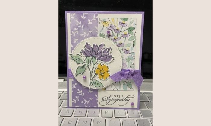 Mẫu thiệp 20/10 handmade kết hợp hoa tím lãng mạn