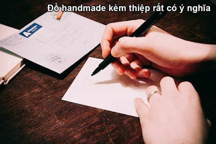 Đồ handmade luôn mang đến sự độc đáo và ý nghĩa, là những món quà tuyệt vời thể hiện tình cảm chân thành và sự sáng tạo của người tặng.