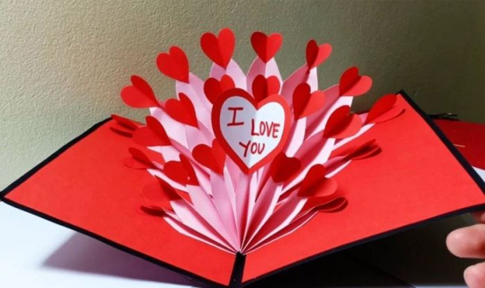 Mẫu thiệp 20/10 handmade với màu đỏ nổi bật