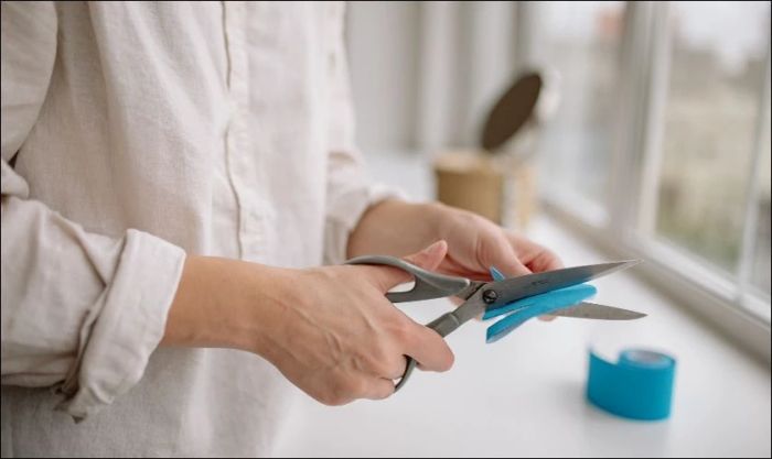 Bạn sử dụng kéo để cắt viền thiệp theo hình dáng mong muốn: hình vuông, hình chữ nhật, hình trái tim,…
