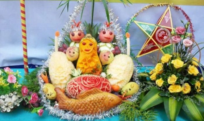Trang trí mâm cỗ với những quả trái cây được khắc tỉ mỉ