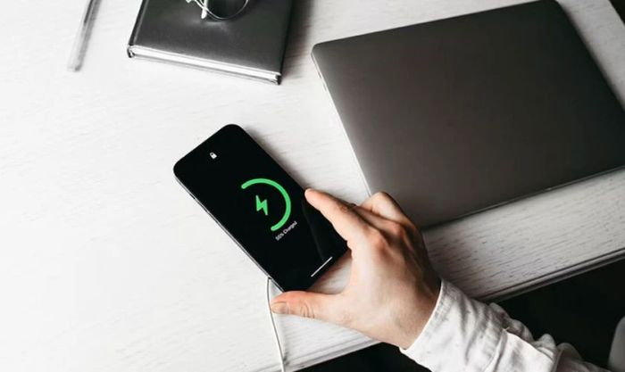 Nên chia nhỏ thời gian sạc điện thoại trong ngày