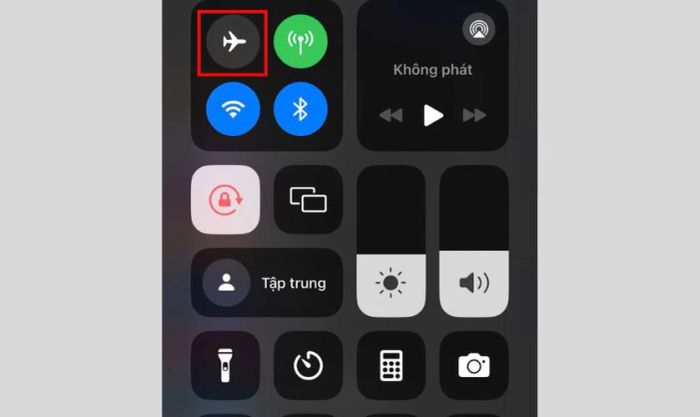 Kích hoạt chế độ máy bay khi pin yếu