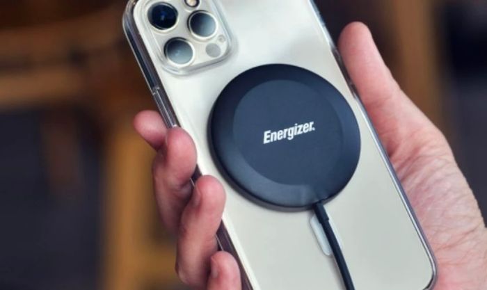 Sạc không dây Energizer Magpad là một món quà lãng mạn và thiết thực cho vợ vào dịp 8/3. Đây không chỉ là một thiết bị công nghệ mà còn thể hiện sự quan tâm của bạn đến những nhu cầu hàng ngày của vợ.