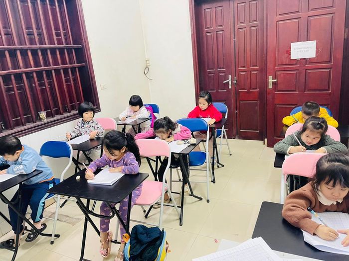 Beautiful Handwriting with Teacher Tuyết Image 2