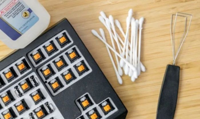 Những dụng cụ nào cần chuẩn bị để vệ sinh bàn phím cơ?