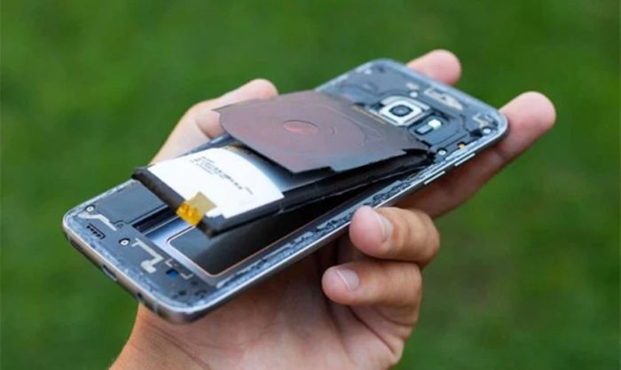 Cách kiểm tra pin bằng cách tháo pin của điện thoại Samsung không còn phù hợp với các dòng máy hiện đại có thiết kế pin liền. Do đó, bạn có thể thử các phương pháp khác như kiểm tra pin qua ứng dụng hoặc mã hệ thống.